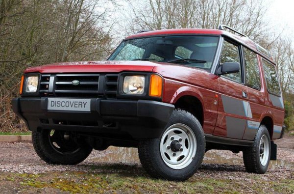 Наричаният от мнозина "Range Rover за бедняци" всъдеход през тази година също има юбилей. За 9-те си години на производство това поколение се утвържава като здрав и надежден автомобил, като заслугата за това е на участието му в маратонските ралита Camel Trophy. Моделът до такава степен се харесва на купувачите, че до петото му поколение Land Rover не рискува да прави сериозни промени. И когато в крайна сметка се реши на тях, получи много критики.
