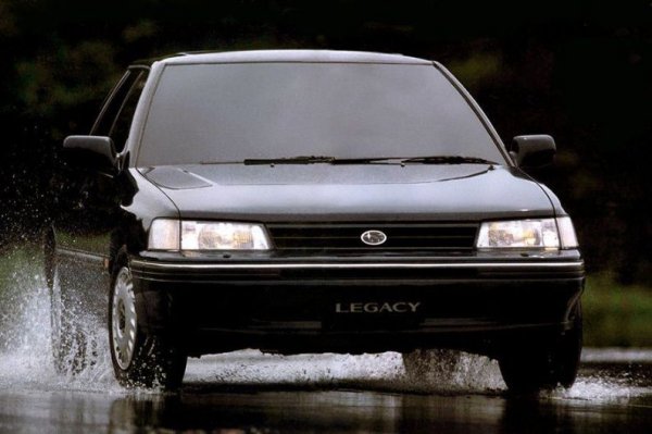 През 1989 г. се ражда и оригиналното Subaru Legacy. Надеждната и непретенциозна машина е много популярна в родината си Япония, както и в Австралия, но на други пазари не се представя толкова добре. 
Европейците се притесняват от непознатата им марка, а американците не могат да разберат, как автомобил от този клас може да няма V8 двигател. Отношението към Legacy се променя през 1993 г., когато Колин Макрей печели рали "Нова Зеландия", кръг от световния рали-шампионат.
