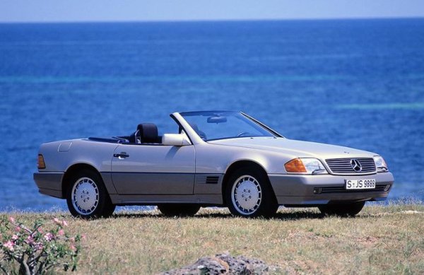 В случая става дума не за нов мозел, а за ново поколение на спортния и лек роудстъра на Mercedes, който във версия R129 вече не е толкова лек, тъй като тежи 1800 кг. Първоначално автомобилът се предлага във модификациите 300 SL и 500 SL, а после към тях се присъединява и топ-вариантът 600 SL с 12-цилиндров мотор М120. Производството на модела продължава до 2000 г.
