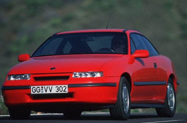 Още един германец, който е много "по-народен".  Calibra прави впечатление с ярката си външност, но в същото време шасито с предно предаване и флегматичните мотори не и позволяват да се превърне в бестселър. Единствено версията 4х4 Turbo върви таа, както искат клиентите. Тя обаче съответно е по-скъпа.
