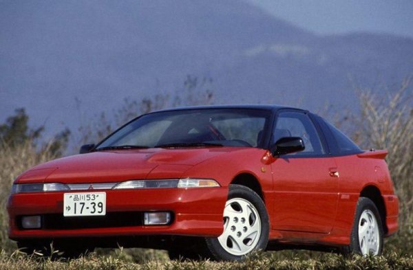 Второто поколение на Eclipse взе участие в поредицата "Бързи и яростни", където беше един от автомобилите, карани от героя на Пол Уокър. Уважение обаче заслужава и първото, което навършва 30 години. Както Calibra, така и оригиналният Eclipse е с предно предаване, но има и версия със задвижване на четирите колела, която е оборудвана с турбомотора с 4 цилиндъра 4G63. Спортното купе се утвърждава като надежден автомобил, въпреки проблемите с раздатъчната кутия, заради което е организирана сервизна акция в САЩ.
