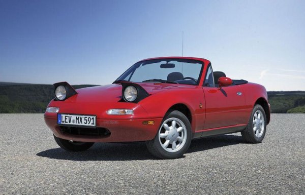 Този автомобил се счита за най-попуярния спортен модел в история, както и за най-популярния роудстър. Скромната японска машина е създадена по мотиви на британските  MG и Austin, като вече 30 години привлича клиенти с управляемостта си, атмосферните мотори, умерената си цена и неостаряващата си външност.
