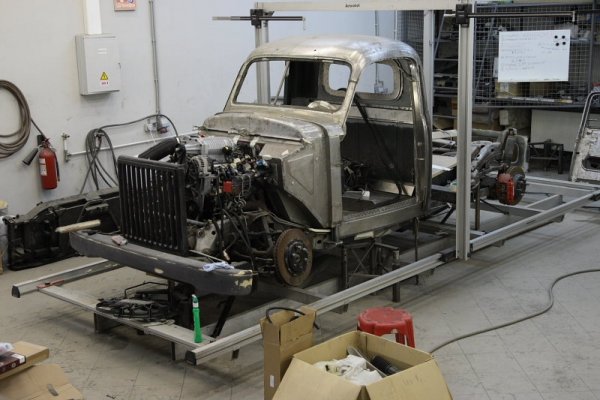 Руските тунери от Pemespiba, известни със създадената от тях Volga Roadster, са се заели с превръщането на камионетката ГАЗ-51 в Hot Rod машина