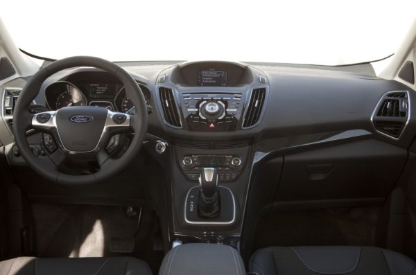 Peugeot-Citroen дизел 2.0 (140 к.с.) не е лош, ако изключим бързото запушване на дюзите. И той е съчетан само с 4х4. Но значение тук има и неуспешната скоростна кутия PowerShift, която често предизвиква и смяна на съединител, дори под 100 хиляди км.
Присъда: По-добре да вземете предно задвижване.
