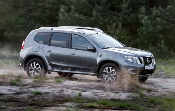 Terrano нямаше дизел. Бензиновите двигатели 1.6 (две поколения, 102 и 114 к.с.) и 2.0 (135, 143 к.с.) могат от време на време да се измъчват, но обикновено не се провалят в голяма степен и служат над 300 хиляди км. Много агрегати изкарват и над 500 хил.
Животът на машината зависи изцяло от режимите на работа и грижата за поддръжка. Може да се огъне дори на 100 хиляди км или може уверено да издържи 250 хиляди.
