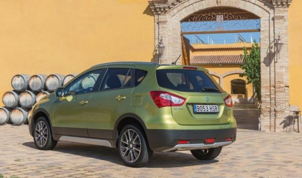 Атмосферният двигател M16A 1.6 (117 к.с.) е надежден. Всички сериозни неизправности се появяват около 200 хил. км, но се държи и над 400 хиляди. Има теч на масло, но не е фатален. Повреда на уплътнението на главата на цилиндъра е възможна при голям пробег - не трябва да се прегрява.
Можете спокойно да вземете опцията с ръчна трансмисия. Помислете добре за автоматична трансмисия Jatco JF015E, защото жизненият цикъл обикновено завършва със 150 хил. км.
