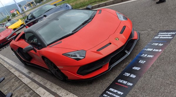 SVJ (съкратено от Super Veloce Jota) е предназначената за писти версия на Aventador S, а Roadster вариантът е още по-рядък, ограничен до само 800 произведени бройки. Тук класическият 6.5-литров V12 двигател (L539) на Aventador е доработен и развива 770 конски сили, и 720 Нм максимален въртящ момент. Широкото използване на въглероден композит и титаниеви сплави понижава теглото до 1525 килограма, което дава завидното съотношение от половин конска сила на килограм тегло. Ускорението от 0 до 100 км/ч отнема само 2.9 секунди, с една десета по-бавно от стандартния SVJ. 
