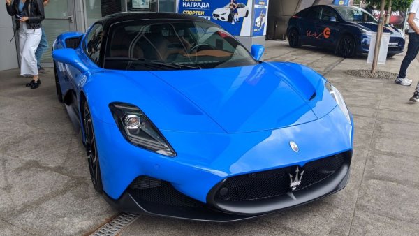 Дългоочакваната суперкола на Maserati най-после е факт. MC20 ползва шестцилиндров V6 с работен обем три литра, който развива впечатляващите 630 конски сили и 730 Нм максимален въртящ момент благодарение на двата турбокомпресора. 
 