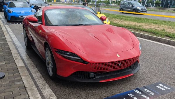 Roma, или още Type F169, е едно от последните попълнения в гамата на легендарния италиански производител. Този гранд турър с 2+2 места и твърд покрив се задвижва от прочутия двигател F154 - 3.9-литров V8 с два горни вала и турбо, който развива 612 конски сили. Дизайнът, който се отличава забележимо от другите по-актуални модели на марката, всъщност отдава почит на легендарната 250 GTO.