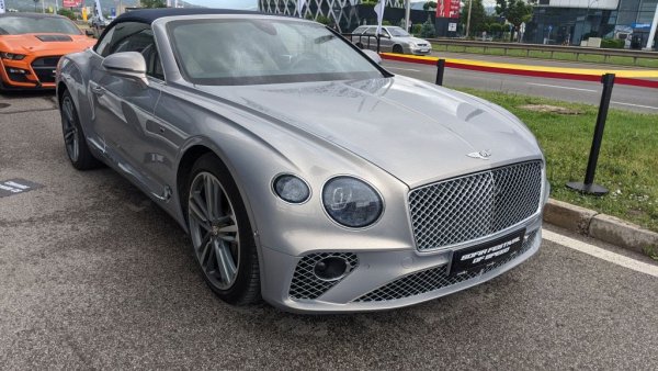 Третото поколение на британския модел, излязло през 2018, без съмнение е един от най-луксозните и бързи гранд туръри в света в момента. Continental GT дели една платформа с новото Porsche Panamera, а под капака е изцяло осъвременена версия на класическия 6-литров W12 двигател в съчетание с 48-волтова мека хибридна система. Това осигурява максимална скорост от 333 км/ч, и ускорение от място до 100 км/ч за едва 3.7 секунди. 
