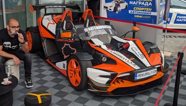 На фона на заобикалящите го суперавтомобили този X-Bow от австрийския производител на мотоциклети изглежда скромен, поне на хартия - 2.5-литровият му редови двигател с пет цилиндъра от Audi развива 300 конски сили и 400 Нм максимален въртящ момент. Но ако отчетете, че това се разпределя на нищожните 760 килограма общо тегло, ще разберете защо това е една от най-екстремните пистови коли, достъпни и за непрофесионалисти. 
