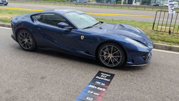 Този модел от 2017 година е най-старомодната кола в гамата на Ferrari днес - в добрия смисъл на думата. Тук няма никакви сложни хибридни системи или турбокомпресори - само фантастичен италиански V12 с атмосферно пълнене и работен обем 6.5 литра, който развива смайващите 800 конски сили при 8500 оборота в минута. Ускорението от място до 100 км/ч отнема 2.9 секунди, максималната скорост е над 340 км/ч. 
