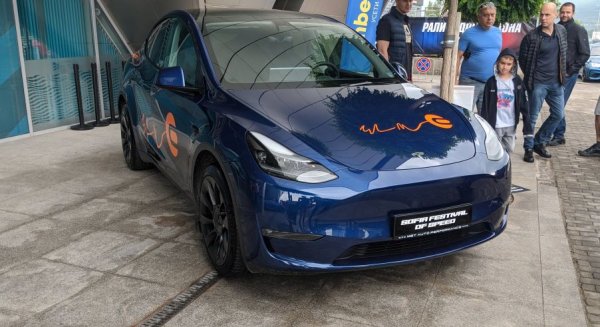 Макар дебютът й на европейския пазар да стана едва миналата година, Model Y не е вече чак толкова екзотична гледка. Но този конкретен екземпляр е един от едва 20-те с личен автограф от Илон Мъск. 
