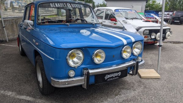 Сантиментите ни към Renault 8 идват и от краткосрочното му, но много качествено българско производство. Но това тук е съвсем друга кола - създадена за участие в ралита през 60-те, тя има два карбуратора Weber, два резервоара и 1.3-литров двигател с максимална мощност 130 конски сили. 
