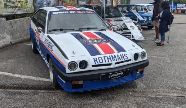 Състезателната версия на Manta участва в легендарната Група В на Световния рали шампионат. Двигателят е с обем 2000 куб. см. 
