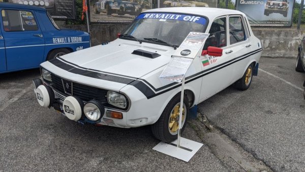 Още една рали версия на Renault, но вече от началото на 70-те. Двигагелят е 1.6-литров. 
