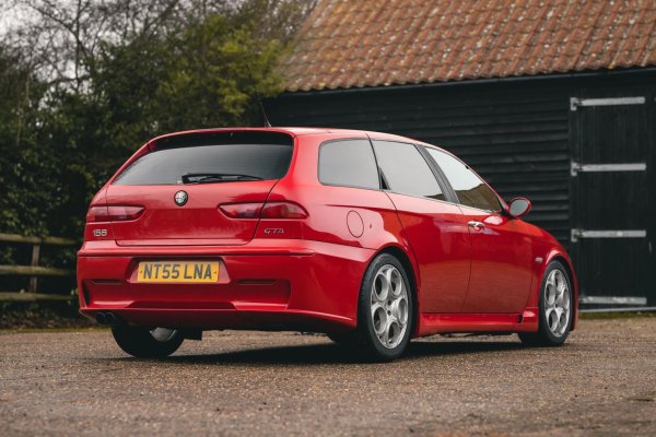 Освен всичко друго, тази кола е и много рядка - само 1678 от тези комбита са произведени преди края на производството през октомври 2005.