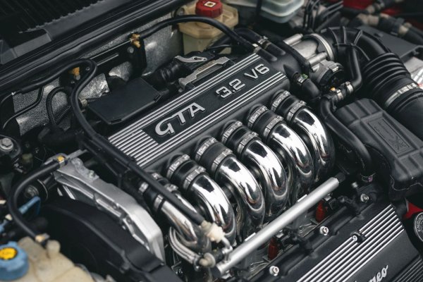 Спортната кола се отличава от другите 156-ци със своя 3.2-литров V6 двигател (250 к.с.), аеродинамичен бодикит, пренастроено окачване, мощна спирачна система Brembo и дори „къс“ кормилен механизъм – 1.7 оборота от фиксатор до ключалка срещу 2.1 за другите Alfa Romeo 156.
