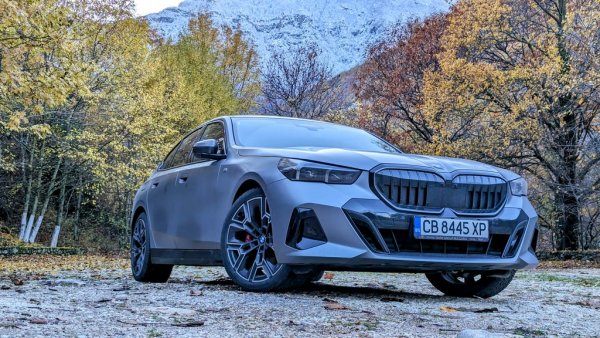 Дизеловите двигатели по традиция си остават най-търсени от клиентите на BMW, но предимството им вече е нищожно - 37% от продажбите, срещу 35% за бензиновите агрегати (тук се броят и т. нар. меки хибриди), 16% за плъг-ин хибридите и 12% - за чистите електромобили (при общ дял на EV от българския пазар 5.2%). 
За сравнение, през 2018 делът на дизелите от продажбите на BMW е бил малко над 66%, а в началото на миналото десетилетие бе почти 90%. 

