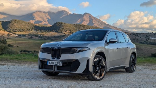 Някои самопровъзгласили се "анализатори" обясняват как рекордната 2025 година за автомобилния пазар в България се дължала на приемането на еврото и на желанието на много хора да пласират големи суми в брой в левове, държани "под дюшека". В продажбите на BMW нищо не подсказва за такова явление, каза Александър Миланов в отговор на въпрос на Automedia.bg. Поръчките през първите седмици на 2026 се движат със същото темпо като през 2025, опровергавайки теориите за рязък спад на пазара. А и между 70 и 73% от продажбите на BMW се случват с лизингово финансиране, така че ролята на сделките в брой е пренебрежимо малка. 

