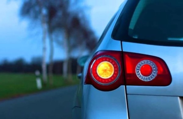 Не оставяйте други шофьори да гадаят кога и къде възнамерявате да завиете, да спрете или да смените лентата. Не натискайте рязко педала на спирачката &ndash; намалете скоростта при приближаване на знак за спиране, червена светлина на светофар или преди да завиете плавно. Вашите действия трябва да бъдат напълно предвидими за шофьора на автомобила, който се движи зад вас. За целта, преди да потеглите, се уверите, че светлините на стоповете на вашия автомобил работят. Също така, не чакайте последния момент, за да активирате мигача и да покажете накъде ще завиете.