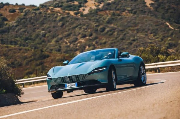 Привлекателният гранд-турър на италианците получава мек покрив, но без при това да жертва дори малко от удивителната си управляемост - или поне така се кълнат от Ferrari. 