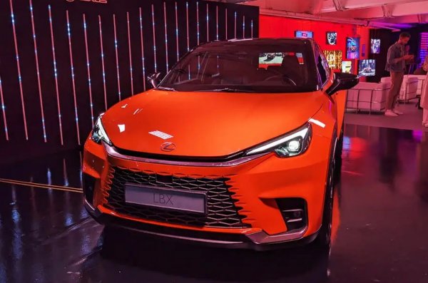 Премиум марката на Toyota ще представи едновременно новия си флагман LM и новия си най-достъпен модел - LBX. На практика под луксозната външност тук ще крият компонентите на Toyota Yaris Cross. 
