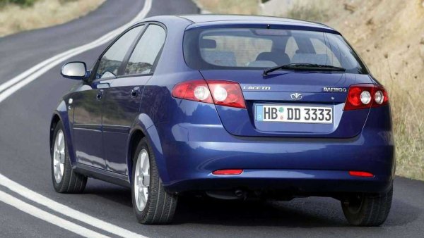 Създател на практични и икономични автомобили, южнокорейската марка обяви фалит през 1999 г. след сериозна финансова криза в родината си, настъпила през 1997 г. General Motors се възползва от това обстоятелство, за да поеме компанията и да интегрира някои от нейните модели в рамките на марката Chevrolet - като Lacetti, Matiz и Kalos.