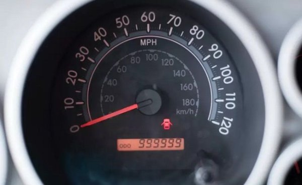 Важно е винаги да подбирате правилните обороти на двигателя. Средните обороти на мотора, които са в идапазона от 2000 до 4500 в минута гарантират най-доброто смазване на цилиндрите и почти пълната липса на естественото им износване.