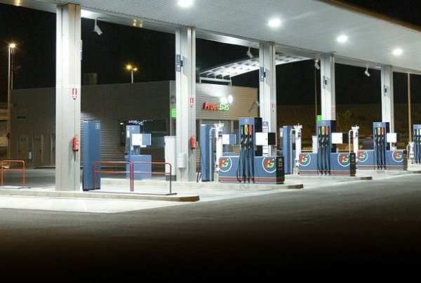 При дълги пътувания би било хубаво да направите карта на спирки с доказани бензиностанции (все още никой не е отменил отзивите на недоволни клиенти), за да изключите възможността за зареждане с лошо гориво.