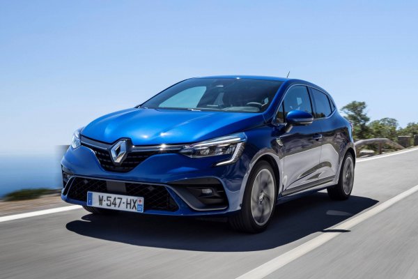Актуалното поколение на Clio е толкова отскоро на пазара, че от Renault още не са измерили официално максималната скорост и ускорението на базовия модел. Но при 75 коня и под литър работен обем не очаквайте чудеса. За сметка на това в стандартното оборудване влизат последни писъци на техниката, като активен асистент за разпознаване на пешеходци, асистент за следване на лентата, система за следене на дистанцията до предния автомобил. Има също дневни LED светлини, дигитален приборен панел, климатик, круиз контрол с ограничител на скоростта, електрически огледала и електрически стъкла отпред, радио с Bluetooth, USB и AUX, мултифункционален волан.

Работен обем: 999 куб. см (3 цилиндъра)
Максимална мощност: 75 к. с.
Максимален въртящ момент: 95 Нм
Максимална скорост: n.a.
Ускорение 0-100 км/ч: n.a.