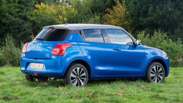 Цената е за версията "мек хибрид" с 1.2-литров бензинов двигател и оборудване, което включва климатик, отопляеми електрически огледала, електрически стъкла отпред, борд компютър, дистанционно централно заключване, радио със CD и MP3, Bluetooth, мултифункционален кожен волан, LED дневни светлини и тонирани стъкла. 

Работен обем: 1242 куб. см
Максимална мощност: 90 к. с.
Максимален въртящ момент: 118 Нм
Максимална скорост: 180 км/ч
Ускорение 0-100 км/ч: 11.9 секунди