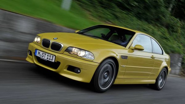Друго нововъведение, което се предлагаше при M3 E46, беше второто поколение на роботизираната предавателна кутия на BMW, известна като SMG. По същество това е автоматизирана механична трансмисия, при която хидравлична система сменя предавките, елиминирайки нуждата от класически педал на съединителя.

След като дебютира още при M3 E36, новата версия SMG II в E46 вече беше много по-плавна и бърза от своя първообраз, давайки възможност на шофьорите да се концентрират изцяло върху пътя.

Въпреки това по-голямата част от купувачите на M3 E46 предпочетоха по-ангажиращото усещане от класическата ръчна кутия, която в крайна сметка спечели битката по продажби. Разликата между двете обаче беше минимална &ndash; малко над 45 500 бройки бяха оборудвани с механични скорости срещу малко над 40 000 екземпляра с SMG.

И докато днес автоматиците доминират напълно, M3 E46 доказа, че тогава любовта към ръчните скорости все още беше изключително силна.
