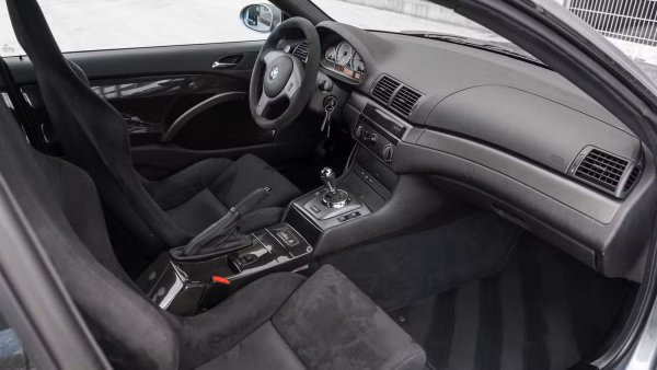 Като стана дума за SMG, тази трансмисия си спечели славата на сравнително чуплива в сравнение със стандартната ръчна кутия. Истината обаче е, че в по-голямата си част тази лоша репутация е доста преувеличена.

Версията SMG II е изградена на базата на същата 6-степенна механична кутия Getrag, която се използва в M3 E46. Основната разлика е добавянето на хидравлична система за задействане на съединителя. Противно на масовото мнение, самата предавателна кутия е изключително здрава, а единствените реални проблеми идват от въпросната хидравлика.

С течение на времето помпата и соленоидите в механизма могат да откажат, а подмяната им е скъпа. Тези повреди обаче не са чак толкова чести, колкото си мислите. Плавният стил на шофиране и редовното обслужване на трансмисията помагат за нейната безпроблемна работа.

Много екземпляри на M3 с SMG кутия отдавна са преминали границата от 160 000 км без сериозни ремонти. Така че не бързайте да приемате SMG II като автоматична смъртна присъда за портфейла си.
