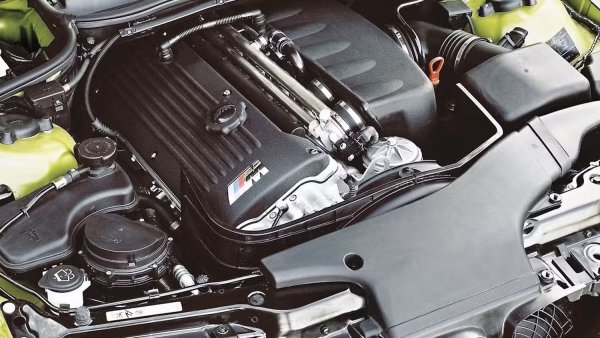 Въпреки че M3 E46 като цяло е надежден автомобил, моделът също има своите слаби моменти. Един особено плашещ дефект излезе наяве през 2003 г., когато BMW издаде сервизен бюлетин за всички автомобили, произведени между 2001 и 2003 г., поради потенциално катастрофален проблем с биелните лагери.

Сервизната акция бе обявена, тъй като фабричните биелни лагери на засегнатите коли имаха склонност да прегряват и да блокират при продължително шофиране във високи обороти. Това от своя страна водеше до пълно разрушаване на двигателя.

От BMW разкриха, че занижен качествен контрол е допуснал производството на дефектни детайли, които не издържат на предвиденото натоварване. В рамките на кампанията всеки засегнат двигател беше оборудван с модифицирани биелни лагери, които не прегряват, като всички произведени след това автомобили също получиха подобрените компоненти.

Това беше доста притеснителен период за собствениците на M3 E46, въпреки че през годините тази сервизна акция постепенно бе забравена.
