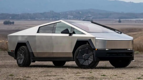 Първото електрическо превозно средство в този списък, Cybertruck е и първият от свръхмощните автомобили, готов за офроуд (макар че разказите на някои от първите собственици хвърлят малко съмнение върху последното. Най-високата версия, Cyberbeast, разполага с три електрически мотора за общо 845 конски сили – достатъчно, за да изтласкат този огромен клин от неръждаема стомана от 0 до 96 км/ч само за 2,5 секунди.