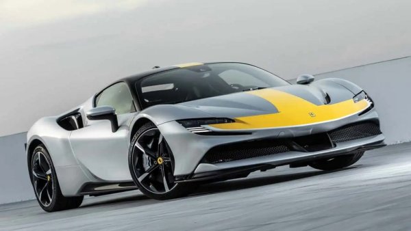 Ferrari се представя силно в нашия списък с най-мощните производствени автомобили за 2024 г., а SF90 е най-доброто куче в гамата на Ferrari. Отзад се намира 4.0-литров V-8 с двойно турбо, подпомаган от три електрически мотора, за да развие общо 986 конски сили. Когато журналистите от Car and Driver тестваха SF90 Stradale, те измериха време от нула до 96 км/ч от 2,0 секунди. А SF90 XX, създаден само за писта, би трябвало да е още по-бърз.