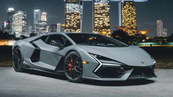 Изцяло новият суперавтомобил на Lamborghini има V12 двигател с атмосферно пълнене в сърцето на хибридното си задвижване. Разположеният в средата 6,5-литров двигател може спокойно да се развърта до насълзяващите окото 9500 оборота в минута. В комбинация с три електромотора &ndash; два на предната ос, един между двигателя и задните колела &ndash; Revuelto произвежда 1001 конски сили.
