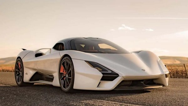 SSC Tuatara счупи собствения си рекорд за скорост, като достигна 475 км/ч миналия май. Редкият хиперавтомобил има V8 с двойно турбо и червена линия при 8800 об/мин, което произвежда общо 1350 конски сили с нормален бензин, или 1750 конски сили на етанол. Най-хубавото е, че идва в комбинация със седемстепенна механична скоростна кутия.


