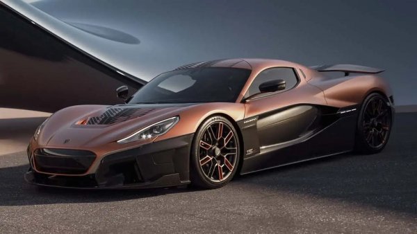 Rimac очевидно знае как да извлича максимума от електрическите мотори. Суперавтомобилът Nevera EV може да се похвали с общо 1813 конски сили, достатъчно, за да спринтира до 100 км/ч за заявените 1,85 секунди. Nevera е счупил много рекорди, включително един за най-бързия EV, правен някога, с максимална скорост от 415 км/ч. Но за да го имате, ще ви трябват 2,2 милиона долара.