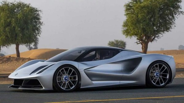 Това не е "опростяване и добавяне на лекота", както гласеше девизът на легендарния основател на Lotus Колин Чапман. Сега собственост на китайския автомобилен гигант Geely, Lotus се фокусира върху мощни електромобили, а суперавтомобилът Evija, с близо 2000 конски сили, със сигурност отговаря на това изискване. Цената е 2,3 милиона долара.
