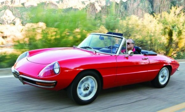 Първото поколение на Spider се произвежда от 1966 до 1993 година и това е последният масов модел на Alfa Romeo със задно предаване. Традицията беше възстановена с появата на Giulia.
