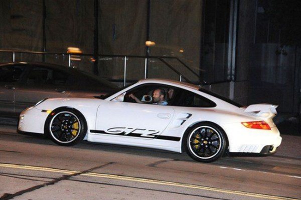 Актьорът определено се увлича по бързите скорости и често може да бъде видян да върти обиколки на някои от известните писти (най-вече в САЩ). А какво по-подходящо има в случая от Porsche 911 GT2 RS? Неговият 3,8-литров двигател развива 700 конски сили, а Стейтъм не се колебае да плати 290 000 долара, за да притежава колата.
