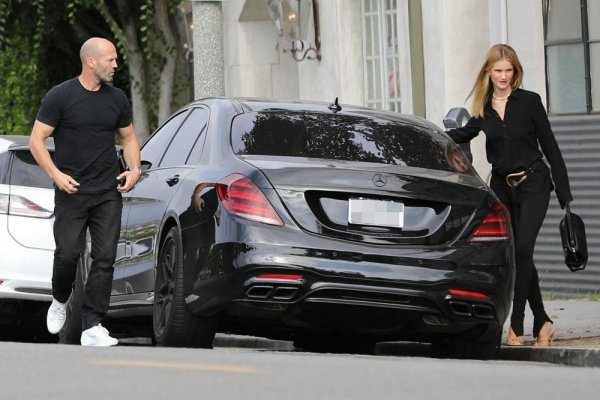 Сред любимите коли на холивудския актьор попада още един германски модел, който освен, че е много мощен и бърз, също така е и луксозен. Става дума за модификацията AMG S63 на Mercedes-Benz, която е оборудвана с 4,0-литров битурбо V8, развиващ 612 к.с. В случая, Стейтъм купува колата за 156 000 долара.
