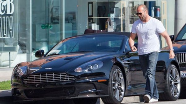 Друга британска марка - Aston Martin, също присъства в колекцията на знаменития актьор. Неговият DBS Volante е оборудван с 4,0-литров туин-турбо V8 двигател, който развива мощност от 510 к.с. Автомобилът струва 155 000 долара.
