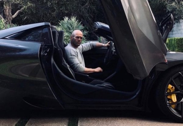 След като участва в продължениета на поредицата "Бързи и ярости" - "Хобс и Шоу", британският актьор се сдобива и с McLaren 720S. Това явно е една от любимите коли на Стейтъм, защото напоследък често може да бъде забелязан с нея в Бевърли Хилс, където живее. Както личи от името, тази машина развива 720 к.с.
