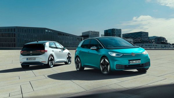 Батерия: 77 kWh, макс. мощност: 204 к.с.

Идеята зад Volkswagen ID.3, в умовете на създателите и дизайнерите му, е да е кола, способна да приеме ролята, която някога имаше Beetle, а след това Golf. И е пионерът на семейството ID, което трябва да преобрази марката. Хечбекът с дължина от 4,2 метра се предлага в 4 версии, с различен капацитет на батериите. Вариантът Tour за момента е шампионът по пробег.