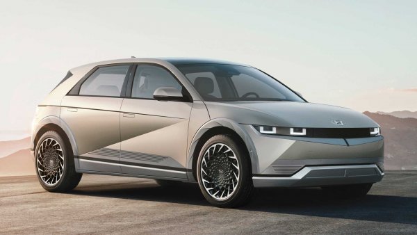 Батерия: 73 kWh, макс. мощност: 170 к.с.

Още с представянето си, този модел впечатли с бързината на зареждане на своята 800-волтова батерия, която може да се „пълни” на станции с мощност до 350 kW. Също по тази причина, Hyundai бързо стана част от мрежата Ionity.

Ioniq 5 идва на пазара и с версия с по-голям пробег, оборудвана със 73-киловатчасова батерия, позволяваща гореописания пробег.