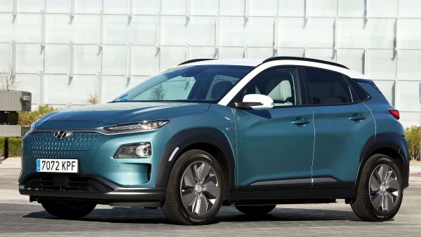 Батерия: 64 kWh, макс. мощност: 204 к.с.

Hyundai Kona Electric показа, че концепцията за нулеви емисии може да се впише перфектно в габаритите на компактен SUV. И още от лансирането си бе хвалена със своята ефективност, която позволява сериозен пробег, въпреки по-малкия капацитет на батериите.