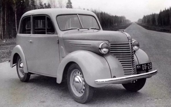 Приносът на Ford не се изчерпва само с това – малолитражката КИМ-10, която се появява в край на 30-те години, е изградена на базата на британския Ford Prefect (на снимката). Факт е, че каросерията на автомобила е промена, а автомобилът така и не излиза в масово производство, тъй като избухва Втората световна война.